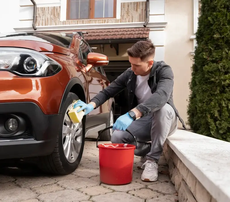 Lavage auto à domicile Le Molay-Littry : professionnel intervenant sur un véhicule